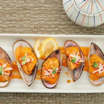 Baked Mussels with Sriracha Mayo