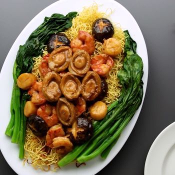 Crispy Pan-fried Noodles with Abalone and Mixed Seafood