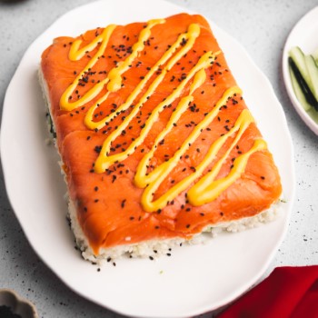 Une recette de gâteau de sushi au saumon avec de la mayonnaise Lee Kum Kee Sriracha.