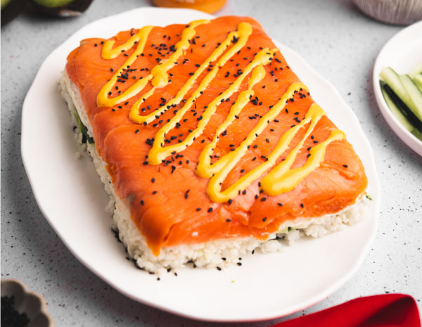 Une recette de gâteau de sushi au saumon avec de la mayonnaise Lee Kum Kee Sriracha.