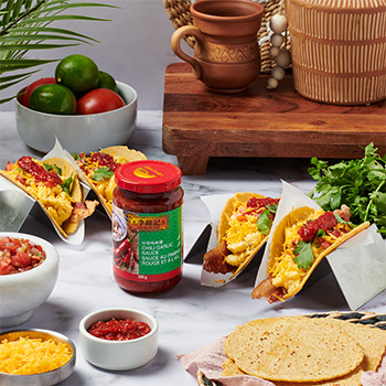 une recette de tacos épicés pour le petit-déjeuner, préparée avec la sauce piment rouge et à l'ail Lee Kum Kee