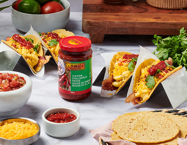une recette de tacos épicés pour le petit-déjeuner, préparée avec la sauce piment rouge et à l'ail Lee Kum Kee