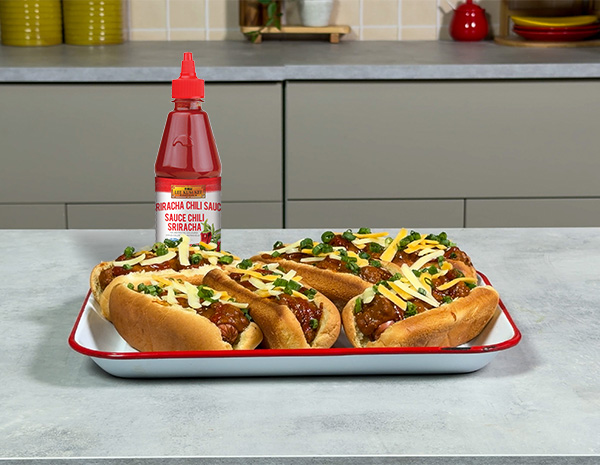 Une recette de hot-dogs au chili et au fromage avec une addition épicée de sauce chili Sriracha.