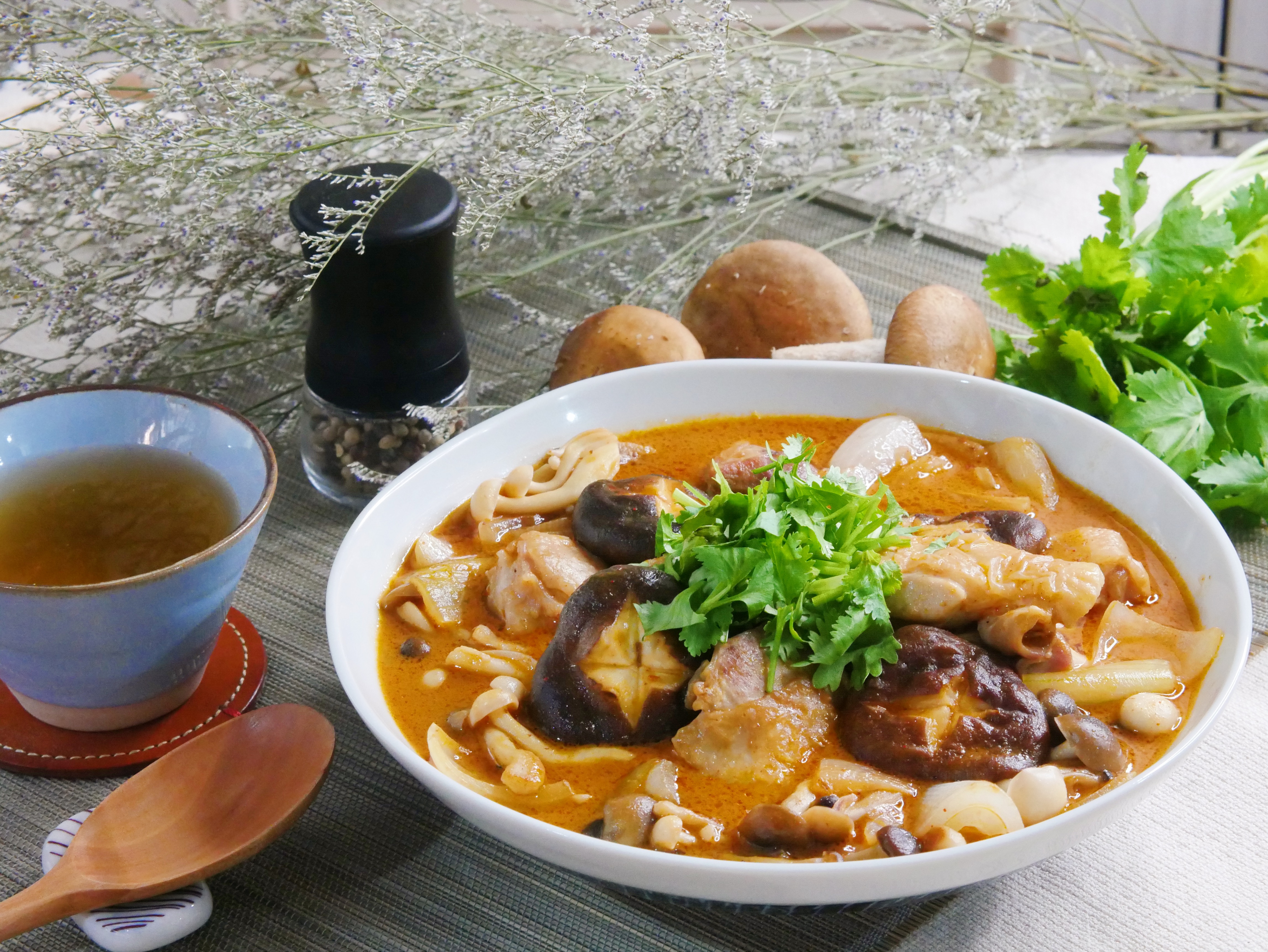 叻沙鮮菇燉雞腿