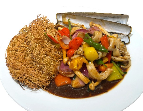 Stir-fried Razor clam in Black Bean and Garlic Sauce with Pan-fried Noodles