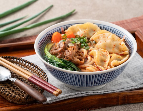 麻辣牛肉餃子烏龍麵