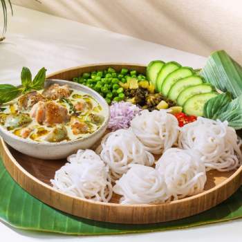 Tingly Green Peppercorn And Green Curry Chicken with Rice Noodles_350