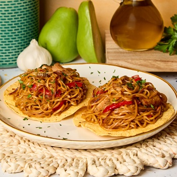 Una receta de Tostadas de Chow Mein hecha con salsas Lee Kum Kee.