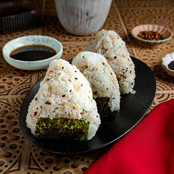 An onigiri recipe filled with spicy tuna and avocado.