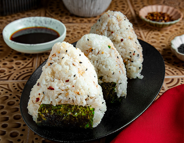 An onigiri recipe filled with spicy tuna and avocado.
