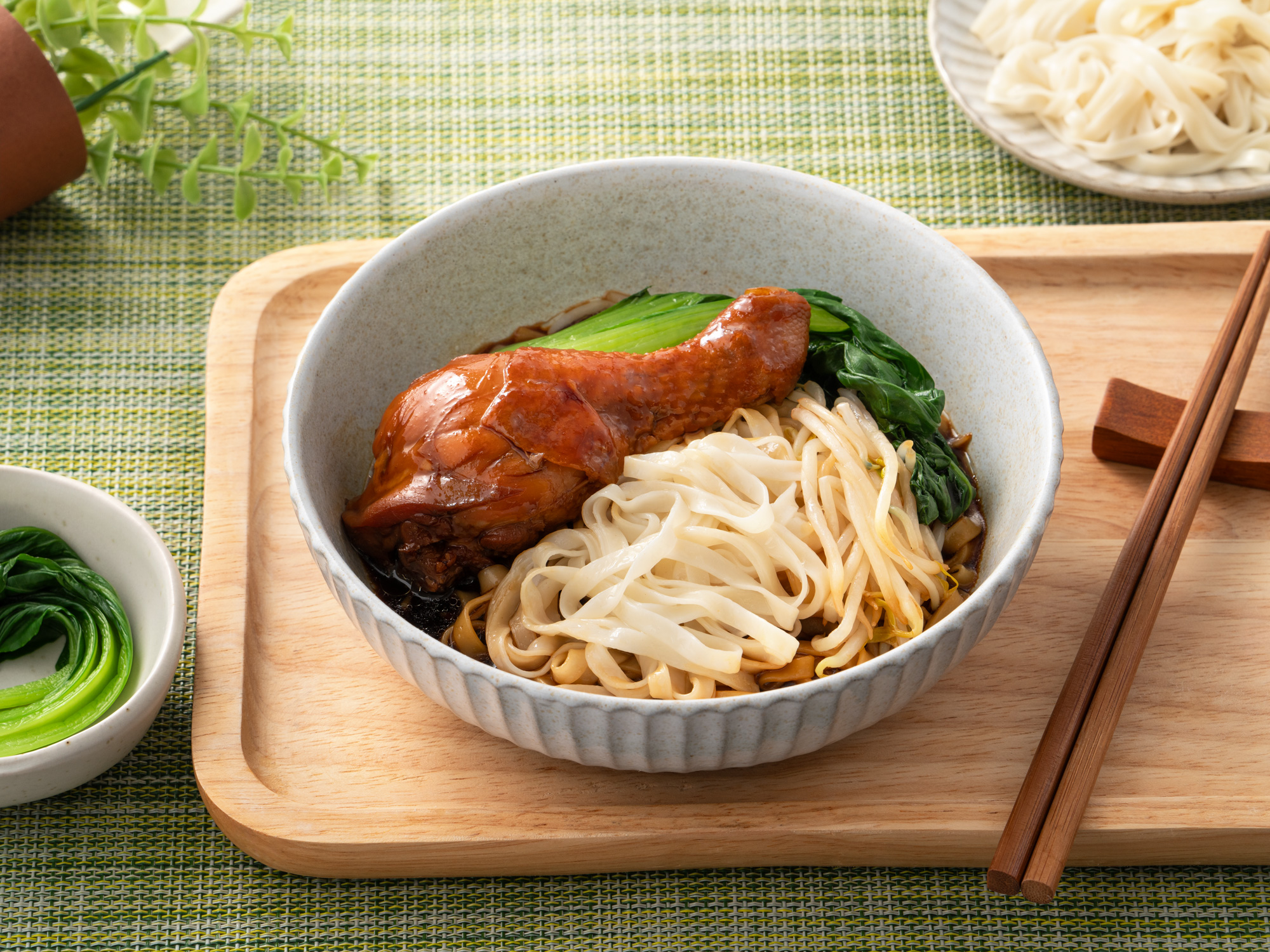 醬油雞腿陽春麵