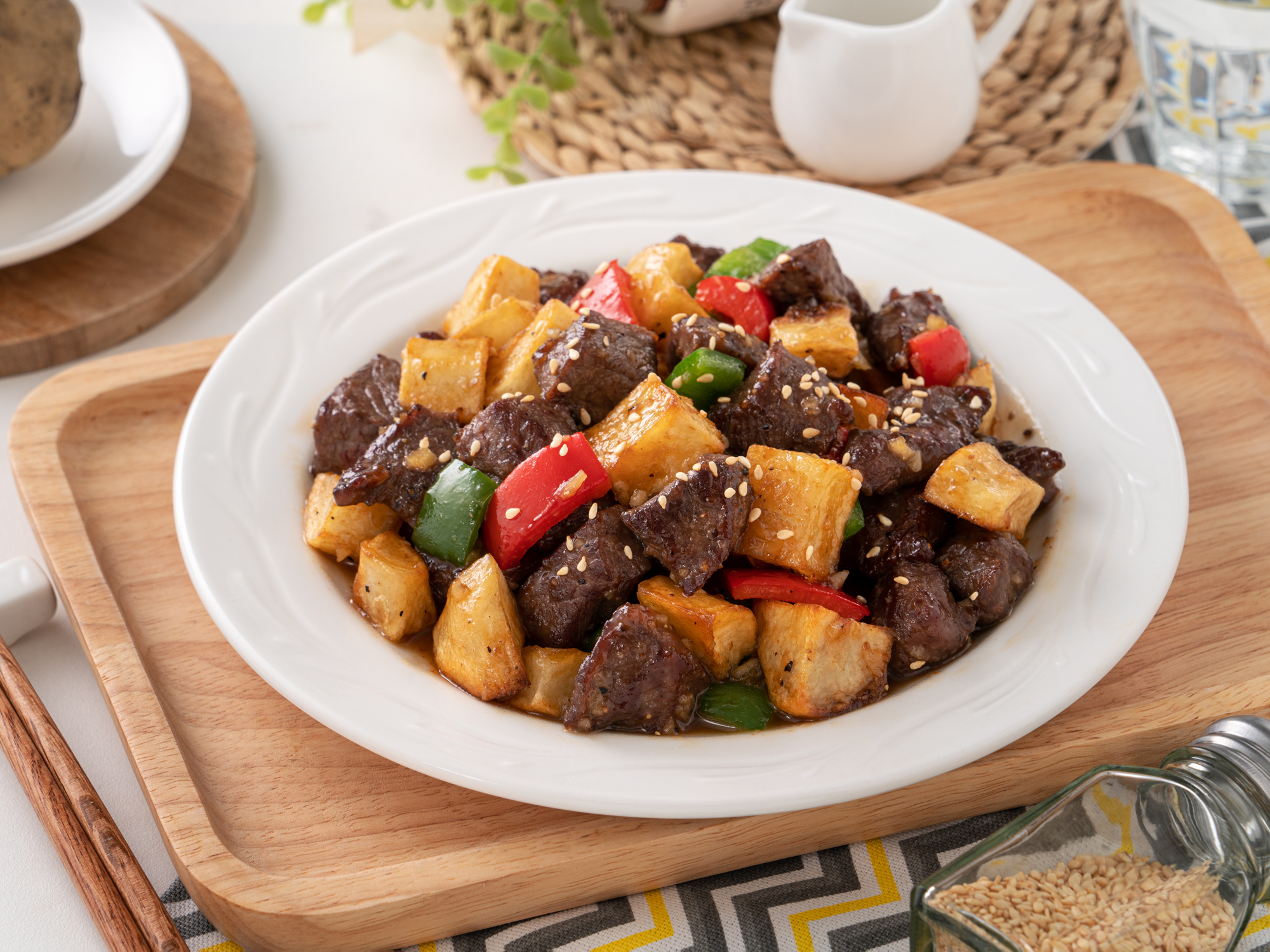 黑椒蜜汁薯仔牛柳粒