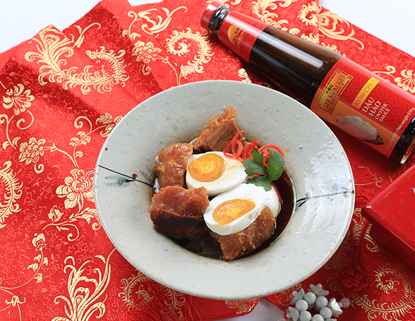 Heo Quay Kho Trứng Muối