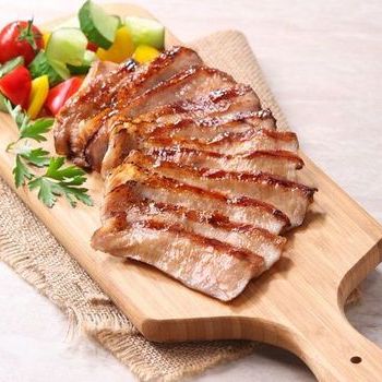 Potongan leher babi rebus dalam alat penanak nasi