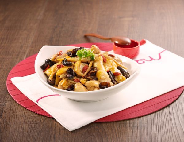 Ayam kukus dengan jamur hitam dan bunga lily kering