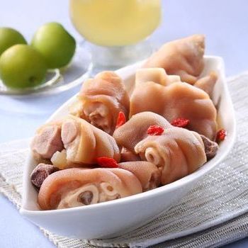 Kaki Babi beralkohol dengan Plum