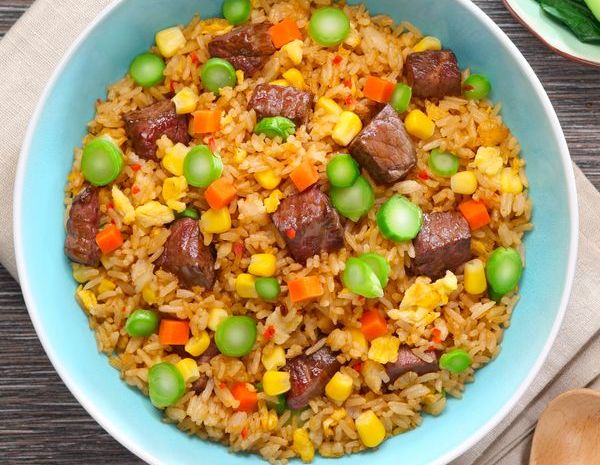 Nasi Goreng dengan Tumis Sapi Tenderloin potong dadu dalam Saus Manis dan Pedas.