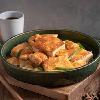 Tahu goreng rebus dengan telur ayam dan udang