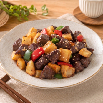 Stir Fried Beef Tenderloin Cubes with Potatoes in Black Pepper Sauce
