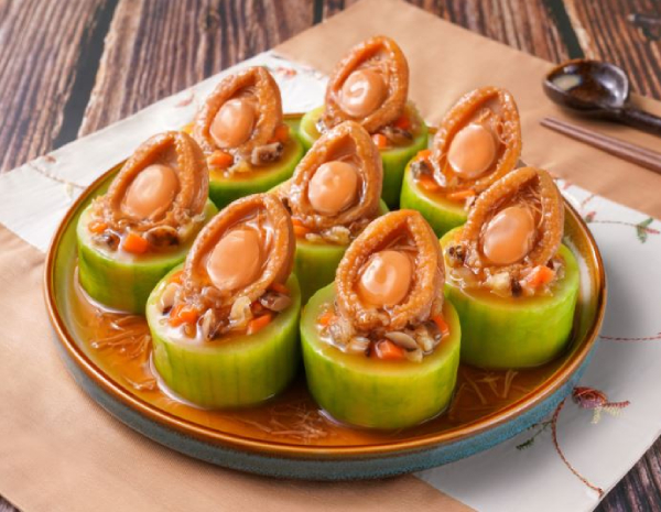 Abalon dan Sayuran dalam Cincin Labu Melon