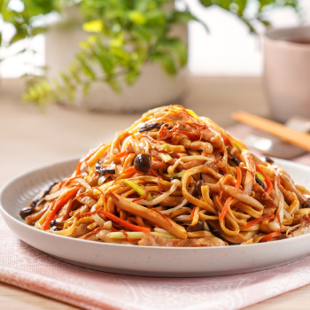 Mie E-fu Rebus dengan Kerang Kering, Jamur Campuran, dan Abon Babi