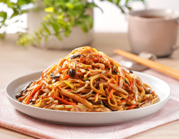 Mie E-fu Rebus dengan Kerang Kering, Jamur Campuran, dan Abon Babi