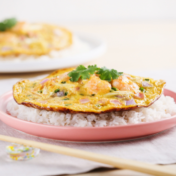 Telur goreng dengan sayuran, ham dan udang