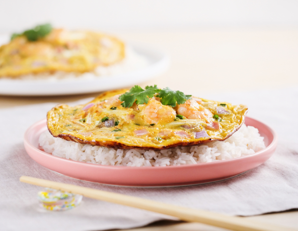 Fried egg with vegetables, ham and prawn