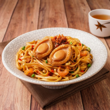 Mie Campur Daun Bawang dengan Saus Abalon dan Saus XO