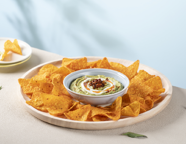 Spicy Avocado Guacamole with Tortilla Chips 