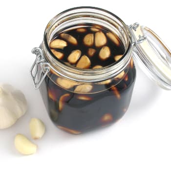 にんにくの黒酢漬け