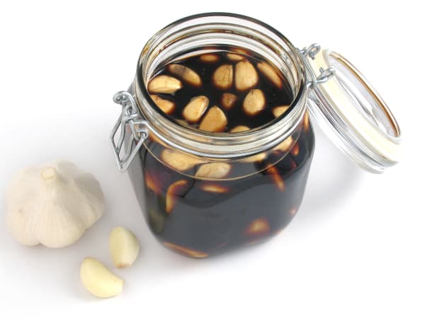 にんにくの黒酢漬け