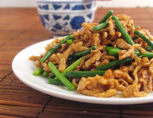  豚肉とにんにくの芽の黒酢炒め