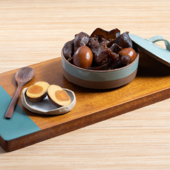 Tulang kaki Babi Rebus Jahe dengan Cuka, Telur Asin, dan Jamur Kayu Telinga