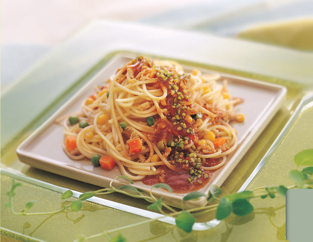 Stir-Fried Chinese Spaghetti with Chicken on a square plate