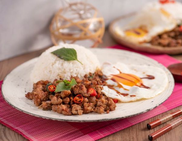 Nasi goreng ala Thailand dengan daging cincang, kemangi dan telur 